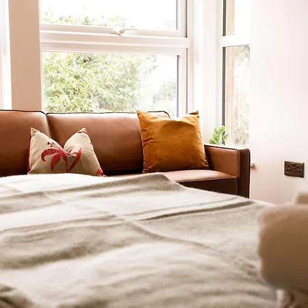 דירה Lovely Flat On Bath Road - Flat 7 *