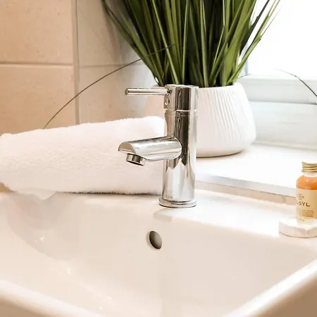 דירה Lovely Flat On Bath Road - Flat 7 *