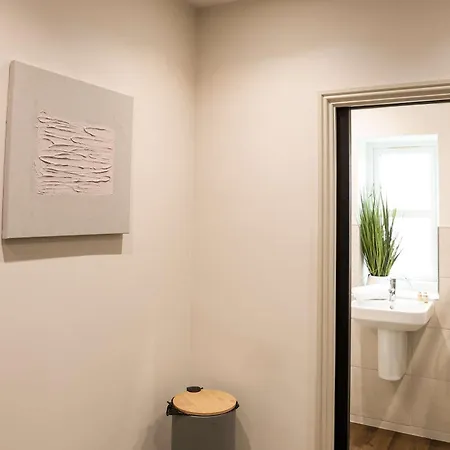 Lovely Flat On Bath Road - Flat 7 *