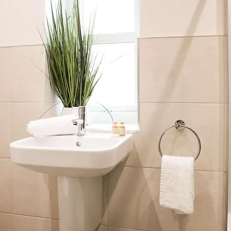 Lovely Flat On Bath Road - Flat 7 בריסטול