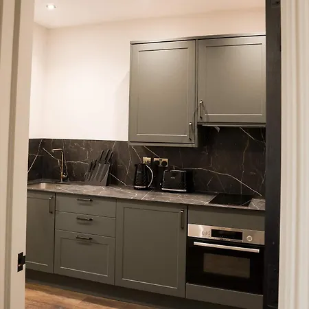 Lovely Flat On Bath Road - Flat 7 דירה